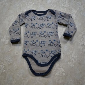 808 - Drengebody i gr� med bl� stjerner med uld, brugt, str. 74 cm ( 9 mdr.)