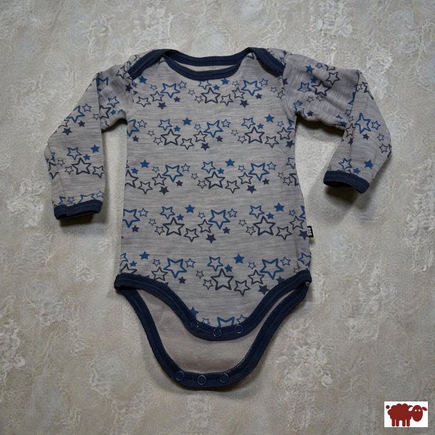 808 - Drengebody i gr� med bl� stjerner med uld, brugt, str. 74 cm ( 9 mdr.)