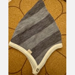 808 - Babyhjelm i 2-lags  merinould, gr� nuncer, 56/62 cm