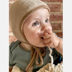 Disana - Strikket hue med bindebnd i kologisk merinould,Caramel