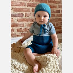 Disana - Strikket hue med bindebnd i kologisk merinould, pacific