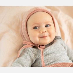 Disana - Strikket hue med bindebnd i kologisk merinould, ros