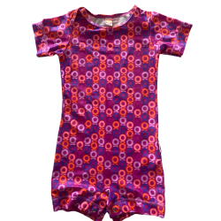 Katvig - Badetj / Badedragt  i lyserd med mnstre p og med lynls, str. 92/98 cm, brugt