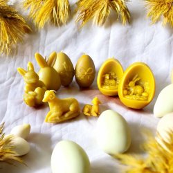 Stor P�ske�g dekoreret med en sl�jfe / P�skepynt  i Bivoks - H�ndlavet og b�redygtigt lys