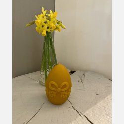 Stor P�ske�g dekoreret med en sl�jfe / P�skepynt  i Bivoks - H�ndlavet og b�redygtigt lys