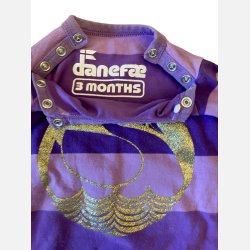 Danef - Body i lilla, m. gul svane, 3 mdr.