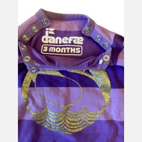 Danef - Body i lilla, m. gul svane, 3 mdr.