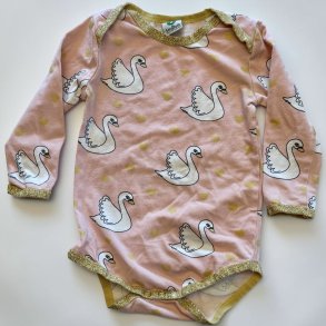 Sm�folk - Lang�rmet pigebody i lyser�d m. svane, 74 cm