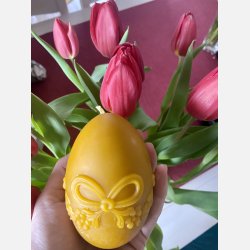 Stor P�ske�g dekoreret med en sl�jfe / P�skepynt  i Bivoks - H�ndlavet og b�redygtigt lys