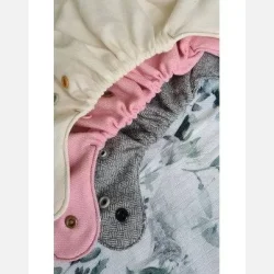 Puppi - Cover til genanvendelige stofbleer i bld merinould Peony